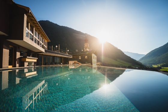 Wellnesshotel - Eintauchen in den ganzjährig 30-Grad warmen Infinity-Bergpool - Hotel TONZHAUS