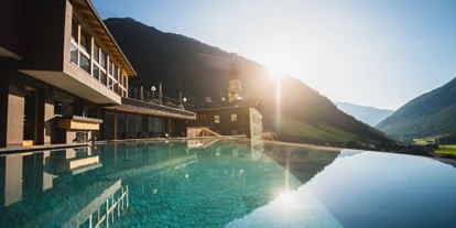 Wellnessurlaub - Umgebungsschwerpunkt: Berg - Gargazon bei Meran - Eintauchen in den ganzjährig 30-Grad warmen Infinity-Bergpool - Hotel TONZHAUS