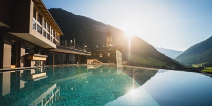 Wellnessurlaub - Pools: Infinity Pool - Saltaus/Passeiertal - Eintauchen in den ganzjährig 30-Grad warmen Infinity-Bergpool - Hotel TONZHAUS