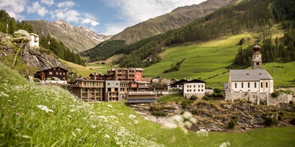 Wellnessurlaub - Textilsauna - Tirol bei Meran - Das TONZHAUS liegt im Dorkern von Unser Frau im Schnalstal umgeben von Grün und eingebettet in eine malerische Bergkulisse - Hotel TONZHAUS