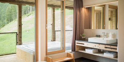 Wellnessurlaub - Peeling - Tirol bei Meran - Die neuen Natursuiten verströmen den Duft von frischem Zirbenholz - Hotel TONZHAUS