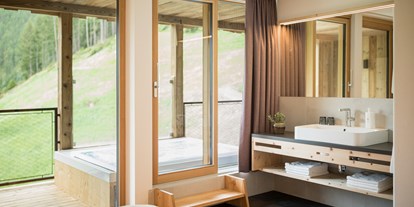 Wellnessurlaub - Langschläferfrühstück - St. Leonhard (Trentino-Südtirol) - Die neuen Natursuiten verströmen den Duft von frischem Zirbenholz - Hotel TONZHAUS