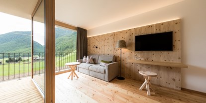 Wellnessurlaub - Preisniveau: gehoben - Lana (Trentino-Südtirol) - Die neuen Natursuiten eröffnen weite Blicke übers Tal bis zu den Bergspitzen - Hotel TONZHAUS
