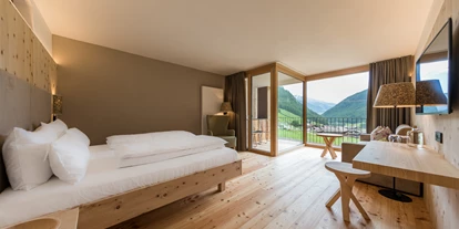 Wellnessurlaub - Pools: Infinity Pool - Tirol bei Meran - Schlicht und elegant sind die Zimmer ausgestattet mit handgefertigten Qualitätsmöbeln aus Massivholz - Hotel TONZHAUS