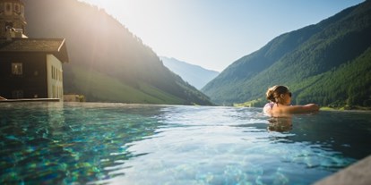 Wellnessurlaub - Pools: Infinity Pool - Trentino-Südtirol - Oben himmelblau, unten himmelblau: im Infinity-Poll verschwimmen die Grenzen - Hotel TONZHAUS
