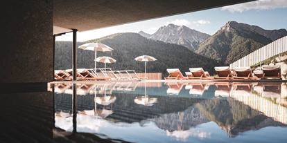 Wellnessurlaub - Hotel-Schwerpunkt: Wellness & Familie - Trentino-Südtirol - Aussenpool - Berghotel Zirm