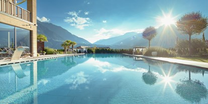 Wellnessurlaub - Pools: Infinity Pool - Mühlbach (Trentino-Südtirol) - Wunderschöne Aussicht von unserem Infinitypool aus auf die Kurstadt Meran und die umliegende Bergwelt. - La Maiena Meran Resort