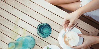 Wellnessurlaub - Langschläferfrühstück - St. Walburg - Gemütlicher Kaffee auf der Terrasse unseres Bistro Fiorello. - La Maiena Meran Resort