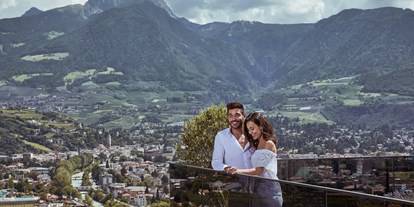 Wellnessurlaub - Aromatherapie - Mühlbach (Trentino-Südtirol) - Aussicht auf die Kurstadt Meran und die umliegende Bergwelt von unserer Skyterrasse aus. - La Maiena Meran Resort