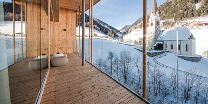 Wellnessurlaub - Außensauna - La Villa in Badia - Panoramasuite - Zimmeraussicht - Winter - Naturhotel Rainer
