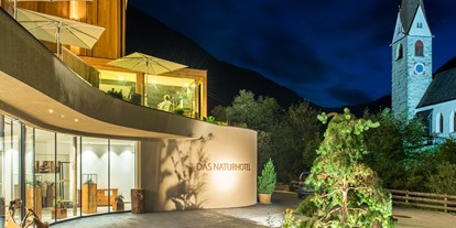 Wellnessurlaub - Außensauna - La Villa in Badia - Hoteleingang - Naturhotel Rainer