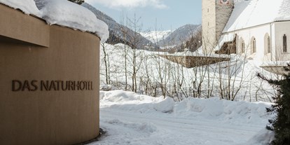 Wellnessurlaub - Infrarotkabine - Corvara - Hoteleingang - Winter - Naturhotel Rainer