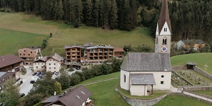 Wellnessurlaub - Preisniveau: moderat - Trentino-Südtirol - St. Ursula Kirche - Naturhotel Rainer
