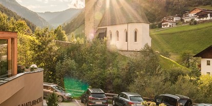 Wellnessurlaub - Kräutermassage - Italien - Natuhotel - Hoteleingang - Naturhotel Rainer