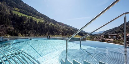 Wellnessurlaub - Pools: Innenpool - Völlan - Quellenhof Luxury Resort Passeier
