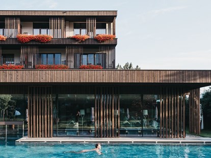 Wellnessurlaub - Bettgrößen: Doppelbett - Vals/Mühlbach Vals - Außenansicht mit Pool - Hotel Rudolf