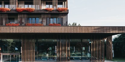 Wellnessurlaub - Finnische Sauna - Corvara - Außenansicht mit Pool - Hotel Rudolf
