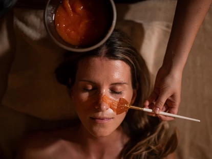 Wellnessurlaub - Shiatsu Massage - Völs am Schlern - Gesichtsbehandlung - Sonnen Resort