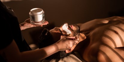 Wellnessurlaub - Ayurveda Massage - Hafling bei Meran - Gesichtsbehandlung - Sonnen Resort