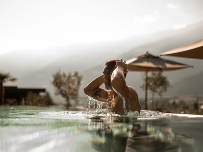 Wellnessurlaub - Außensauna - Gargazon bei Meran - Infinity Pool - Sonnen Resort