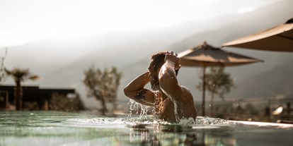 Wellnessurlaub - Fußreflexzonenmassage - Dorf Tirol - Infinity Pool - Sonnen Resort