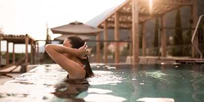 Wellnessurlaub - Hotel-Schwerpunkt: Wellness & Familie - Meran und Umgebung - Rooftop Infinity Pool  - Sonnen Resort