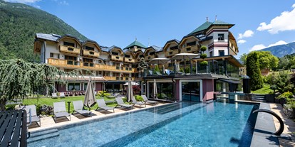 Wellnessurlaub - Gesichtsbehandlungen - Burgeis/Mals - Outdoor pool - TEVINI - Dolomites Charming Hotel