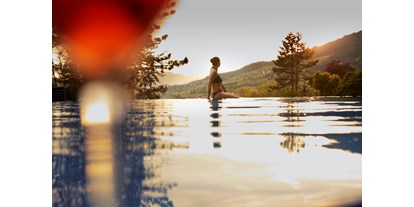 Wellnessurlaub - Pools: Infinity Pool - Allgäu - Außenpool mit Abendstimmung - Hotel Prinz-Luitpold-Bad
