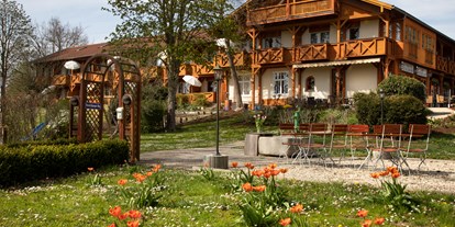 Wellnessurlaub - Bettgrößen: Doppelbett - Thyrnau - Blick vom Kräutergarten auf das Hotel - Hotel Quellenhof