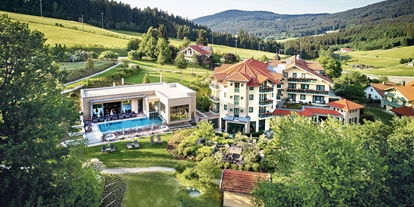 Wellnessurlaub - Pools: Infinity Pool - Roßbach (Landkreis Rottal-Inn) - 4-Sterne Urlaubs- und Wellnesshotel inmitten herrlicher Natur - Hotel Reinerhof ****