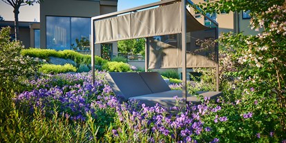 Wellnessurlaub - Kräuterbad - Bodenmais - Wunderschöne Gartenanlage mit zusätzliche Relaxmöglichkeiten - Hotel Reinerhof ****