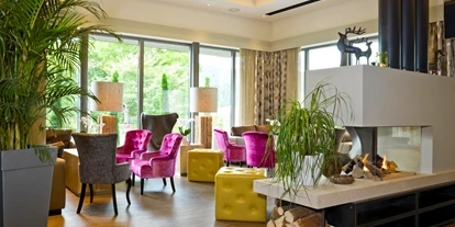 Wellnessurlaub - Gesichtsbehandlungen - Waldmünchen - Lounge mit Hotelbar und Panoramafenster  - Hotel Reinerhof ****