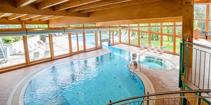Wellnessurlaub - Finnische Sauna - Bayern - Zweites Innenbecken, verbunden mit dem Außenbecken - Hotel Sonnenhügel Familotel Rhön
