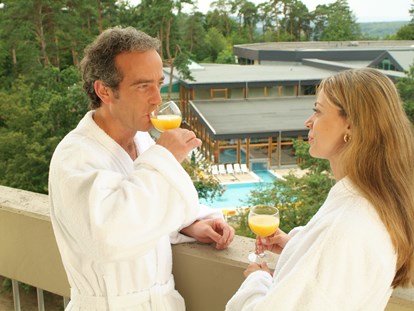 Wellnessurlaub - Honigmassage - Blick auf das Außenbecken von einem Zimmer im Haupthaus - Hotel Sonnenhügel Familotel Rhön