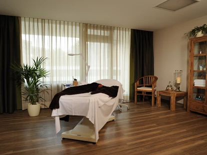 Wellnessurlaub - Außensauna - Dingolshausen - Behandlungsraum der BeautyWelt mit Massagen & Kosmetik - Hotel Sonnenhügel Familotel Rhön