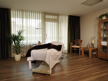 Wellnessurlaub - Umgebungsschwerpunkt: Therme - Rhön - Behandlungsraum der BeautyWelt mit Massagen & Kosmetik - Hotel Sonnenhügel Familotel Rhön