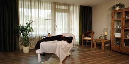 Wellnessurlaub - Parkplatz: kostenlos beim Hotel - Bayern - Behandlungsraum der BeautyWelt mit Massagen & Kosmetik - Hotel Sonnenhügel Familotel Rhön
