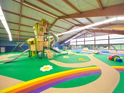Wellnessurlaub - Außensauna - Dingolshausen - 1.200 qm Indoor-Spielplatz für Kinder - Hotel Sonnenhügel Familotel Rhön