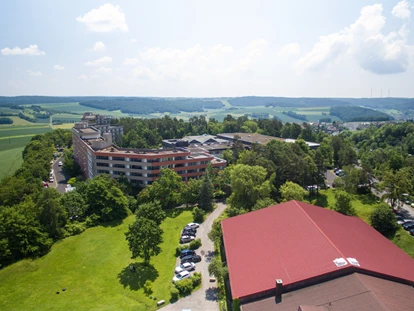 Wellnessurlaub - Ganzkörpermassage - Sandberg (Landkreis Rhön-Grabfeld) - Außenansicht - Hotel Sonnenhügel Familotel Rhön