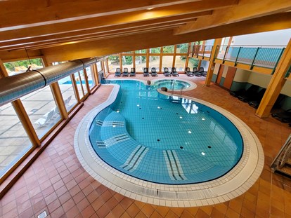 Wellnessurlaub - Pools: Außenpool beheizt - Bad Bocklet - Zweites Innenbecken, verbunden mit dem Außenbecken - Hotel Sonnenhügel Familotel Rhön