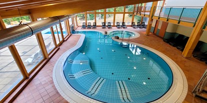 Wellnessurlaub - Pools: Innenpool - Volkach - Zweites Innenbecken, verbunden mit dem Außenbecken - Hotel Sonnenhügel Familotel Rhön