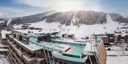 Wellnessurlaub - Lymphdrainagen Massage - Kössen - Wellnesshotel mit Infinity Sky-Pool direkt an der Piste - Salzburger Hof Leogang