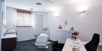 Wellnessurlaub - Rücken-Nacken-Massage - Thyrnau - Behandlungszimmer in unserer Beauty- & Wellnessabteilung - Hotel St. Wolfgang*****