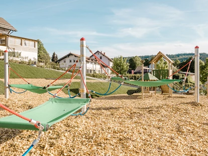 Wellnessurlaub - Honigmassage - Waldmünchen - Outdoor-Spielbereich Kinder  - Hotel Zum Kramerwirt