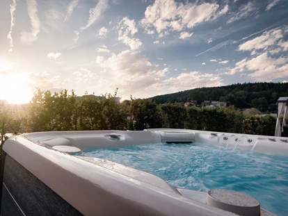 Wellnessurlaub - Pools: Infinity Pool - Roßbach (Landkreis Rottal-Inn) - Outdoor-Hot-Whirlpool
Luxus Chalet  - Hotel Zum Kramerwirt