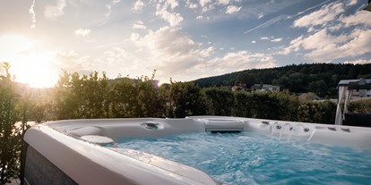 Wellnessurlaub - Pools: Innenpool - Bodenmais - Outdoor-Hot-Whirlpool
Luxus Chalet  - Hotel Zum Kramerwirt