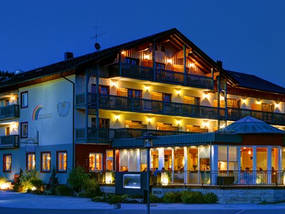 Wellnessurlaub - Außensauna - Bodenmais - Hotelansicht  - Hotel Zum Kramerwirt