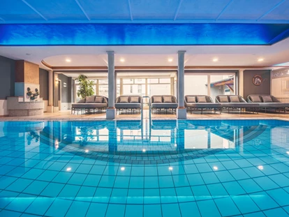 Wellnessurlaub - Pools: Infinity Pool - Roßbach (Landkreis Rottal-Inn) - Hallenbad  - Hotel Zum Kramerwirt