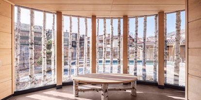 Wellnessurlaub - Pools: Infinity Pool - Bayern - Birkensauna mit Panorama-Glasfront  - Hotel Zum Kramerwirt