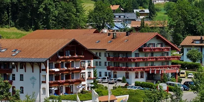 Wellnessurlaub - Aromamassage - Lauben (Landkreis Oberallgäu) - Hotelansicht im Sommer - Königshof Hotel Resort